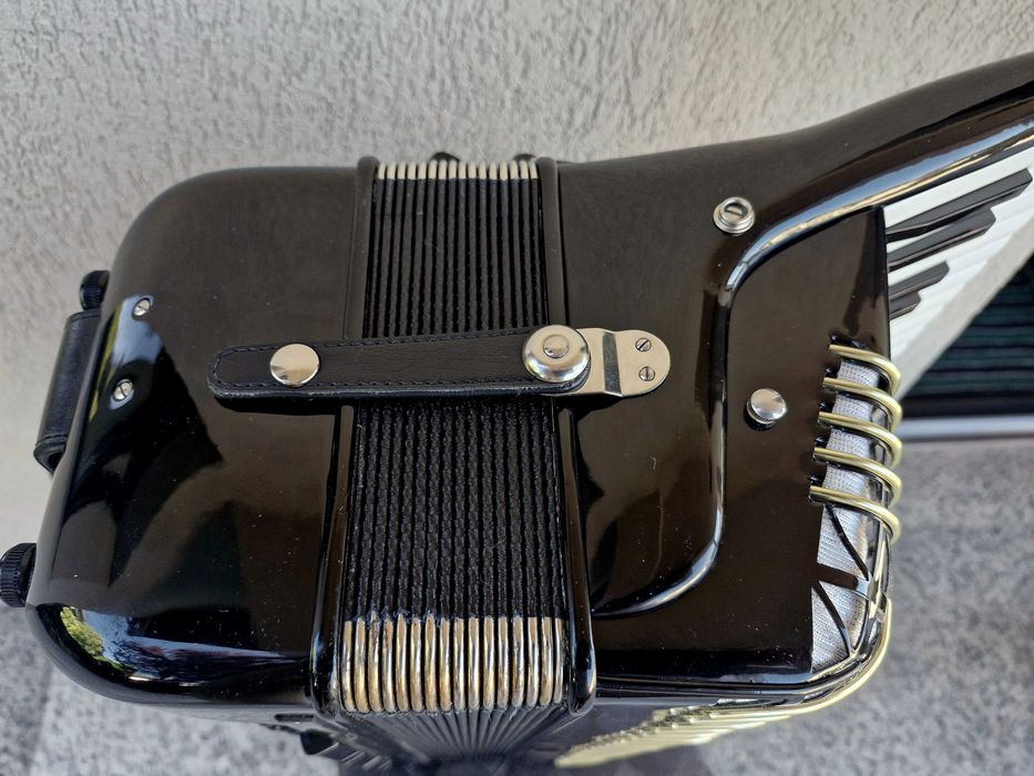 Vând acordeon Hohner Atlantic 4 Deluxe cu 120 basi negru