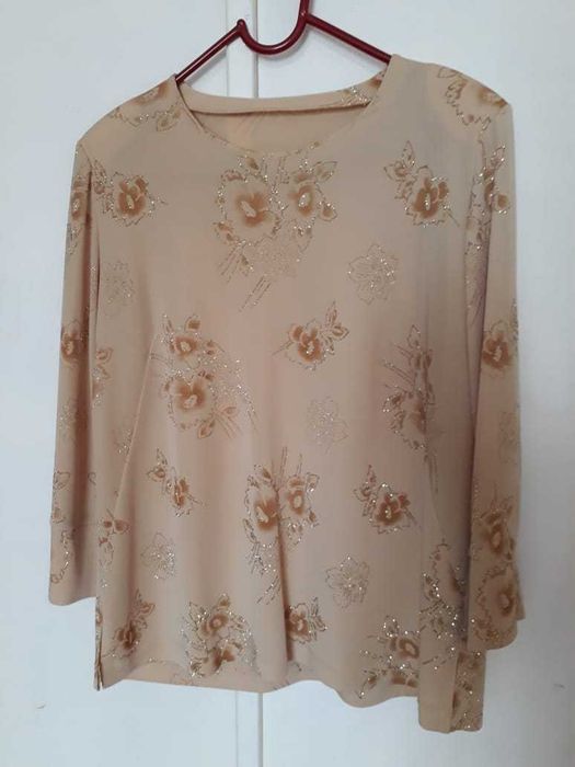 Женская одежда: костюм и блузки