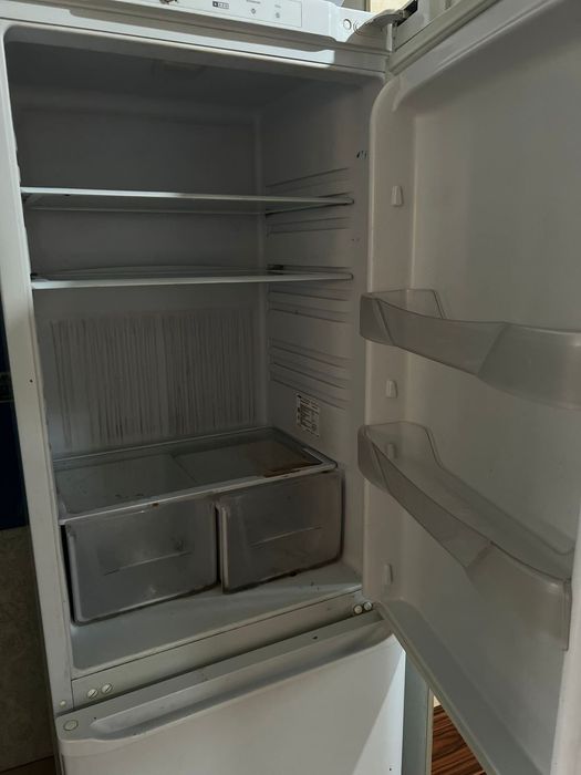 Холодильник сатылалы жұмыс істеп тұр бюрюса