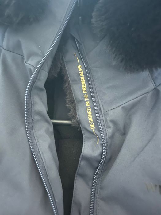 Geacă de schi Decathlon bleumarin cu glugă și blană sintetică – mărimea S – purtată o singură dată