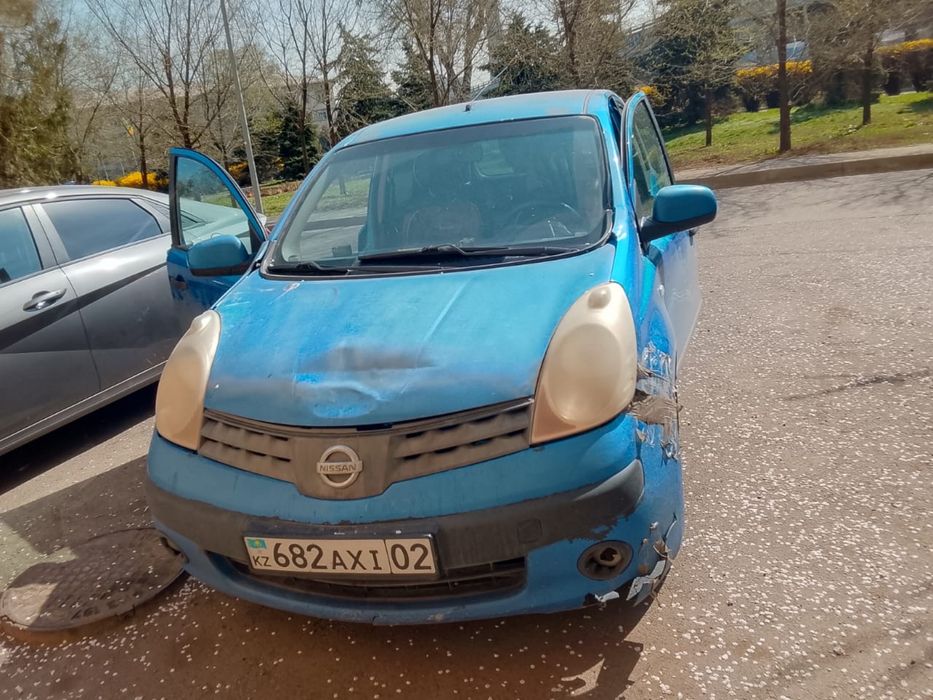 Машина Nissan Note синий продается