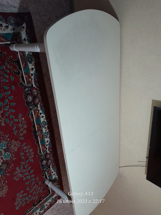 Гостинный стол вместительный