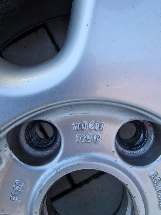 Vând jante Volkswagen R16