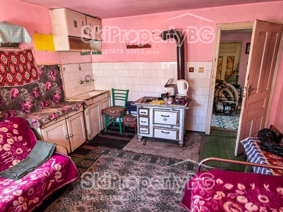 Стара къща с голям инвестиционен потенциал в село Говедарци, близо до Боровец!