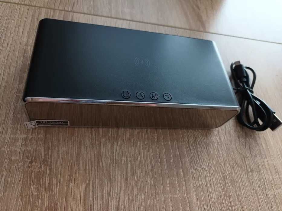 Часовник, с безжично зарядно за телефон, термометър, будилник