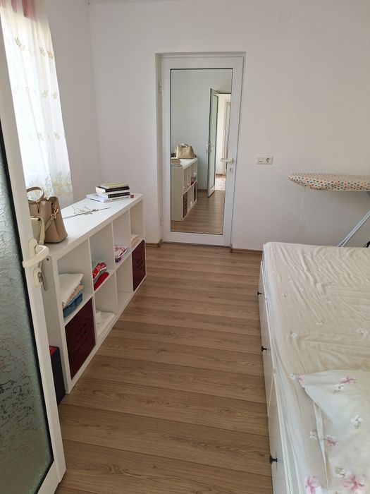Vând  casă,  3 camere,  1 bucătărie cu hol, 1 baie .  Zona Gării, aproape de parcul pentru copiii recent  renovat.  Loc de parcare inclus.