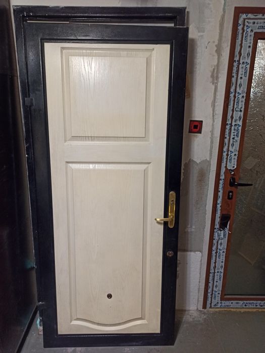 Продавам метална врата