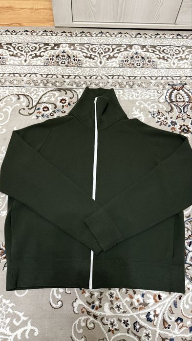 Продам зипку Uniqlo, раз. XL.