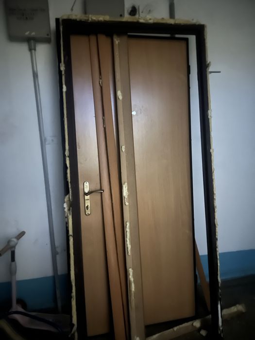продам Дверь………..