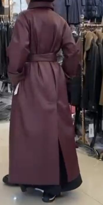 Кожаный новый  плащ