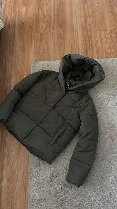 Vând geacă puffer Reserved, culoare verde prăfuit