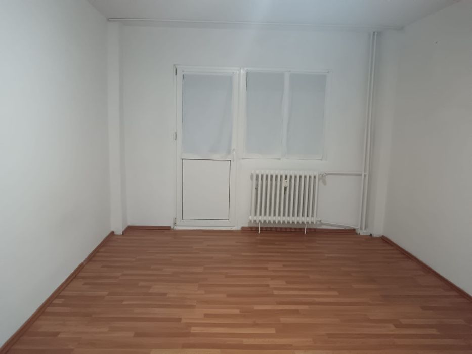 Apartament Nemobilat de închiriat