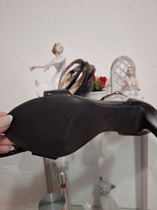 Vând sandale lac noi nr 39