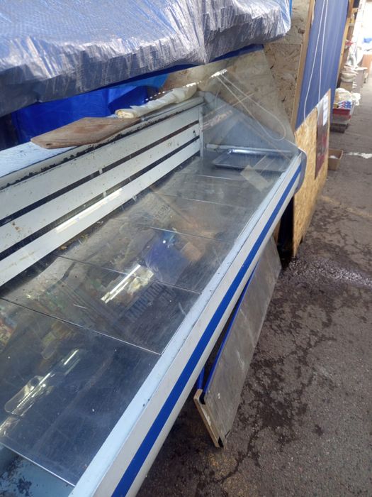 Продам витринный холодильник