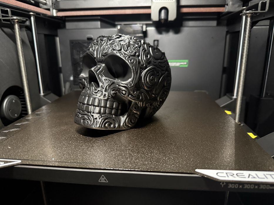 черна саксия череп