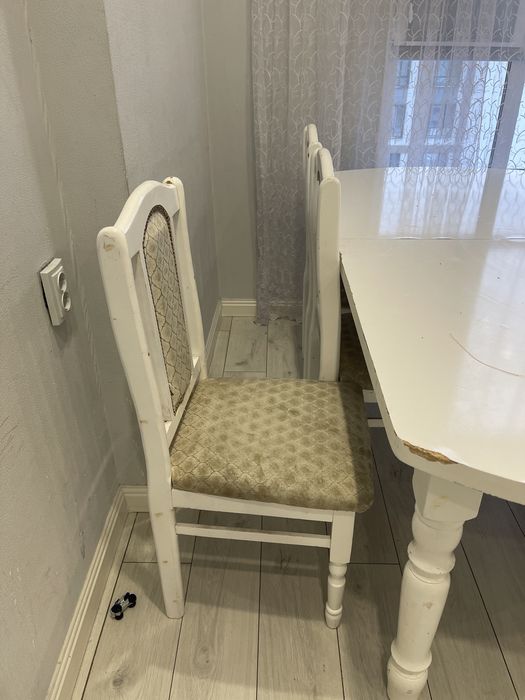 Продается кухонный столик со стульями