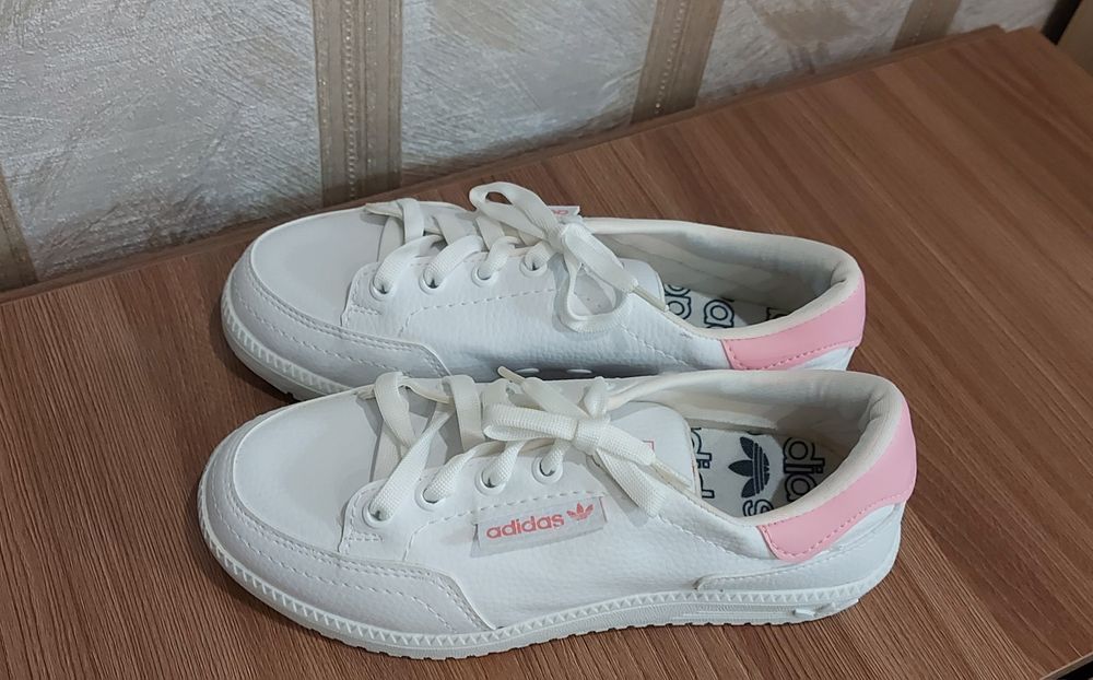 Новые кроссовки 36 размер