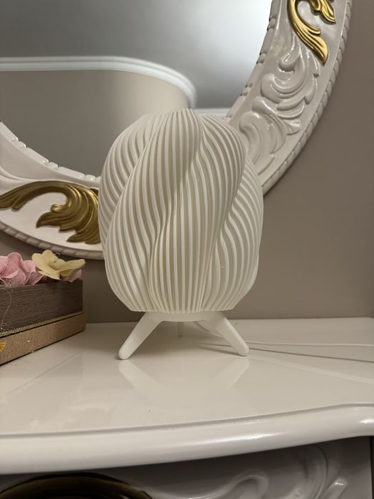 Луксозна дизайнерска лампа – изящна форма и мека светлина