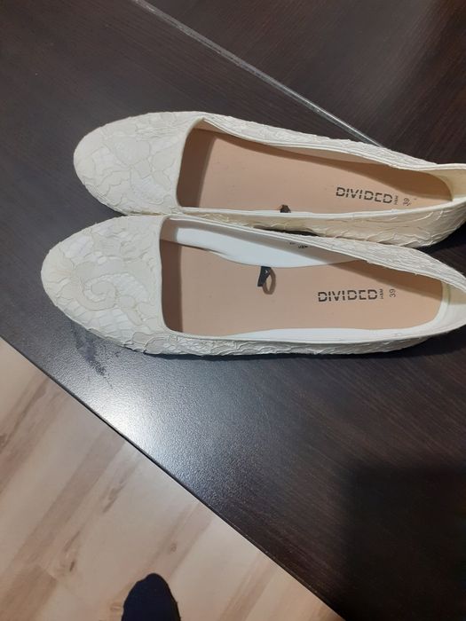 Vand balerini albi cu dantela marimea 39