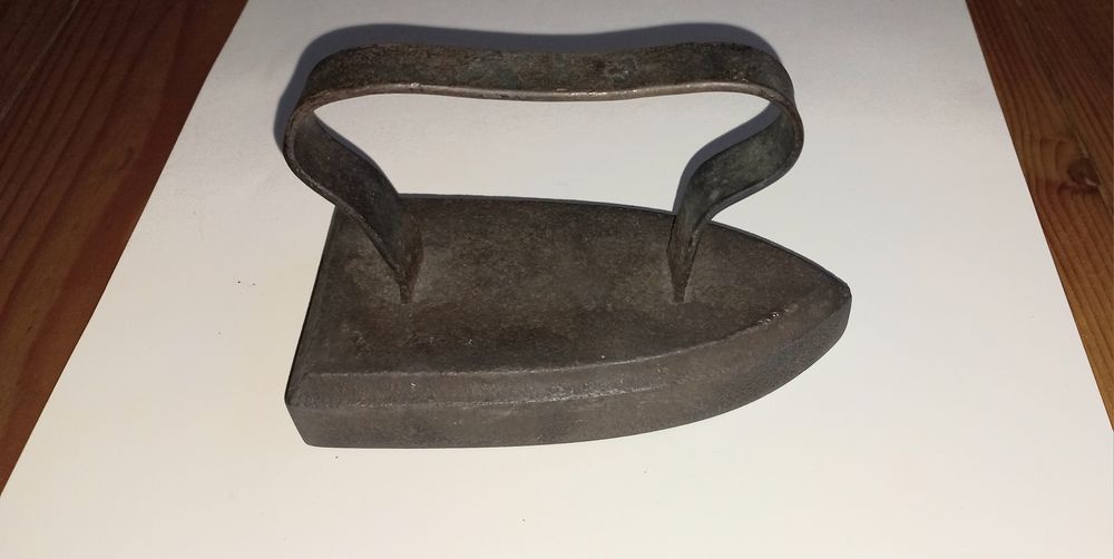 Fier de călcat rufe, călcător, din fontă, foarte vechi