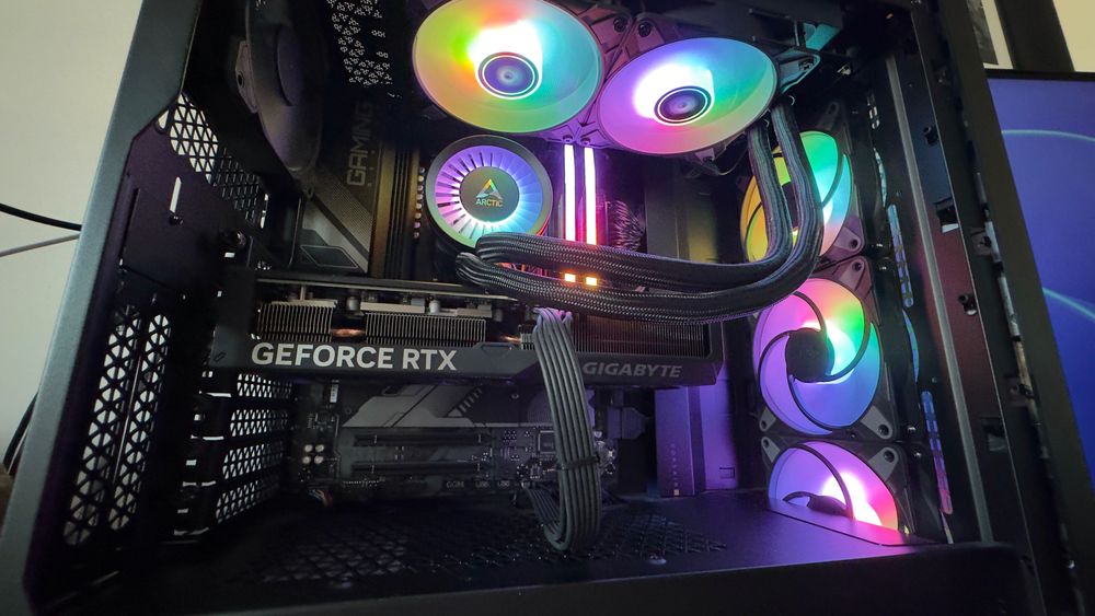 Sistem PC Gaming cu garantie 1 an racire lichid RTX 4070 SUPER + G7 4K