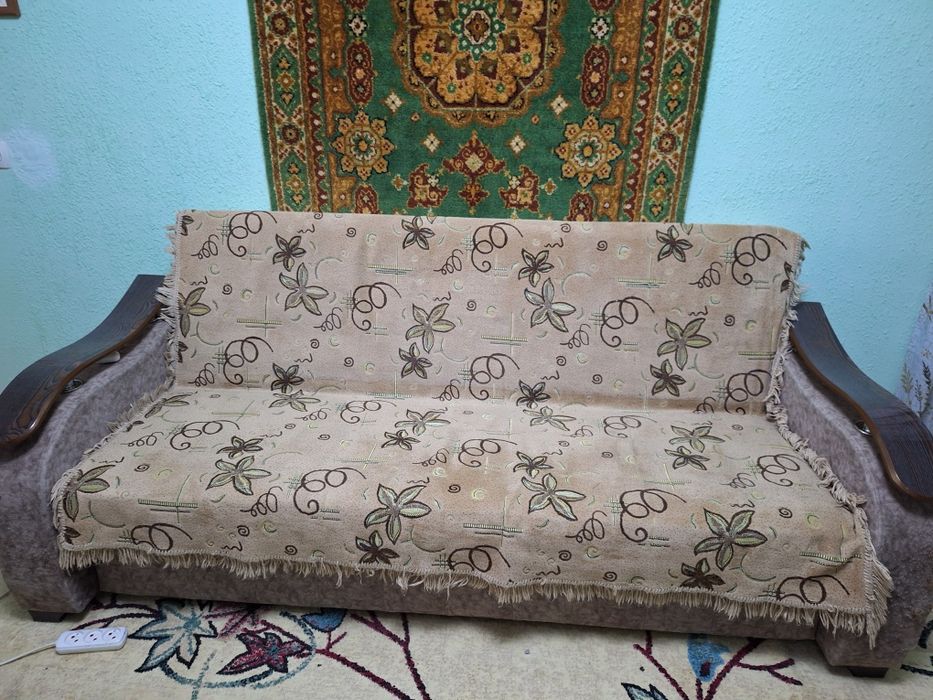 Диван и два кресла.