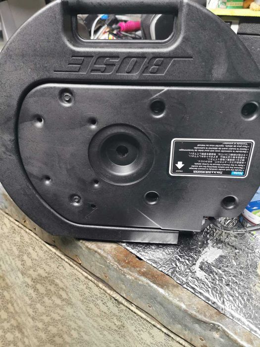 Bose subfwoofer на мястото на резервната гума.