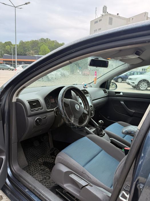 Volkswagen Golf 5 1.6 Benzină – 2008 –