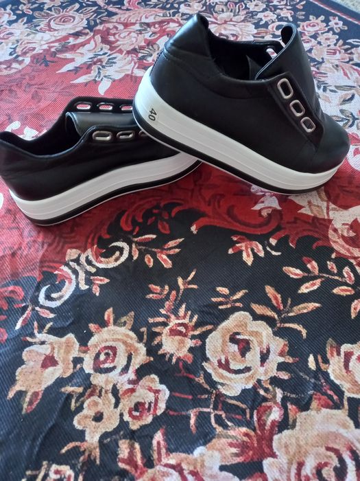 Продам новые кроссовки