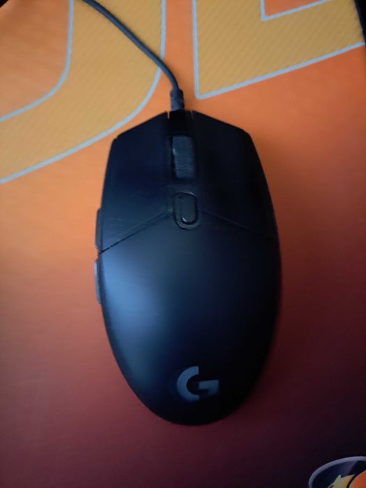 Продавам компютър + клавиатура Red dragon vara + мишка logitech g102