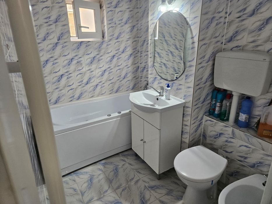 Inchiriez apartament cu 2 camere + living