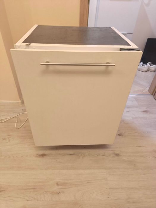 Хладилник за вграждане чисто нов