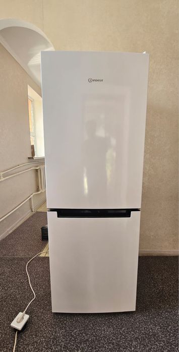 Продам холодильник Indesit