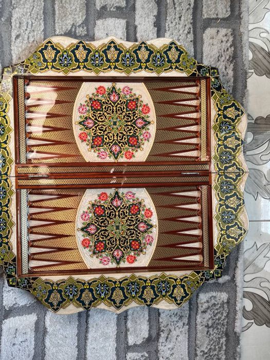 Продается шахматная доска и шахматные фигурки