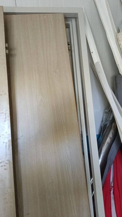 Продавам 3 броя врати с каси, 2 интериорни и 1 метална