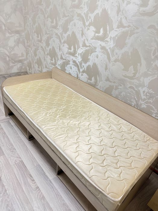 Кровать с матрасом