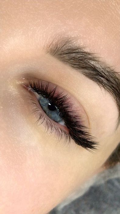 Услуги мастера по наращиванию ресниц