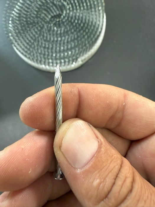 Cuie galvanizate răsucite - 100 de bucăți pe rola