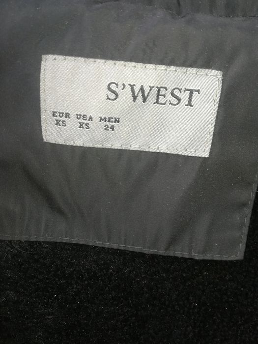 Geaca neagra de iarna cu gluga și decorați aurii