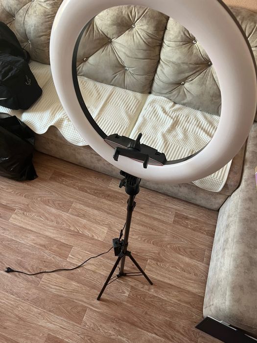 ПРОДАЕТСЯ    Кольцевая лампа 45 см  , Этажерка