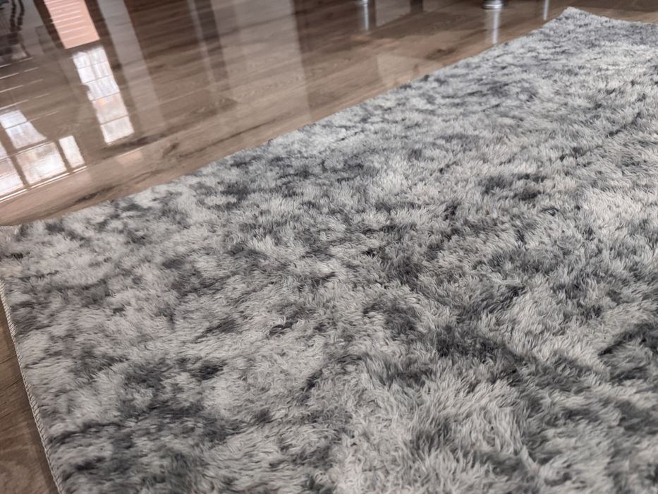 Килим светлосив, като нов