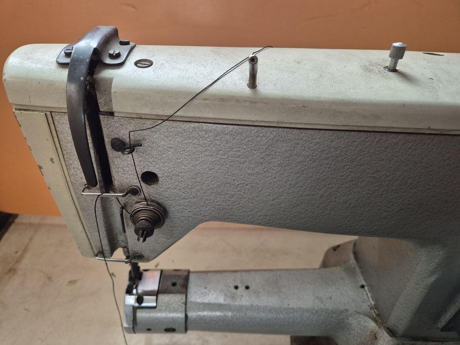 Продаю 2 швейные  машины..250кл.