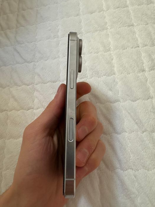 Продам айфон 16 про на 256 гб