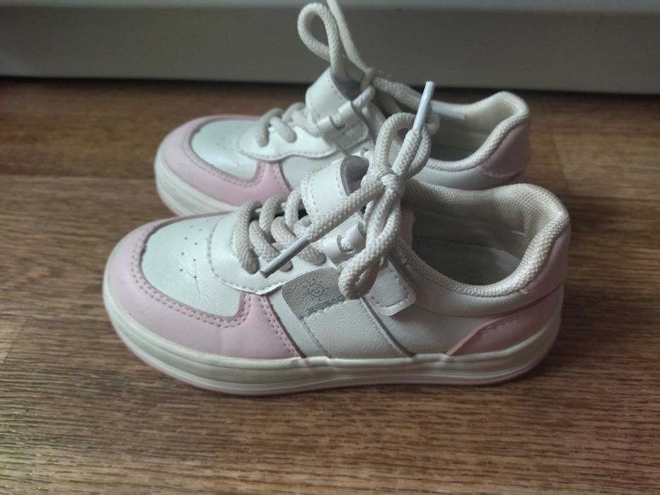 Кроссовки для девочки