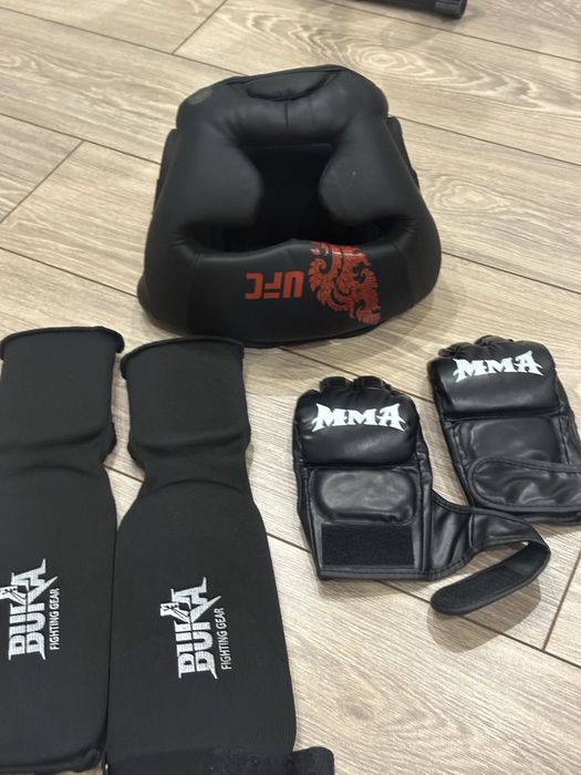 Спорт инвентарь б/у перчатки ММА, шлем UFC