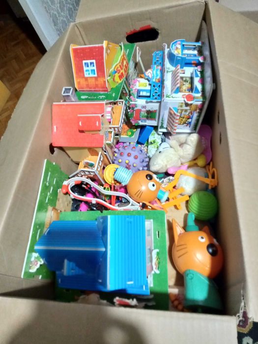 Большая коробка с игрушками