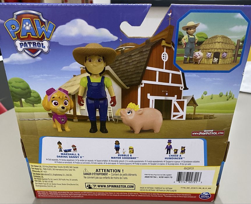 Set figurina si 2 animalute, Paw Patrol, Skye si Farmer Yumi