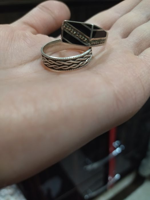 Kumush uzuk oburchanka mujskoy 925proba  2lasi  sotiladi