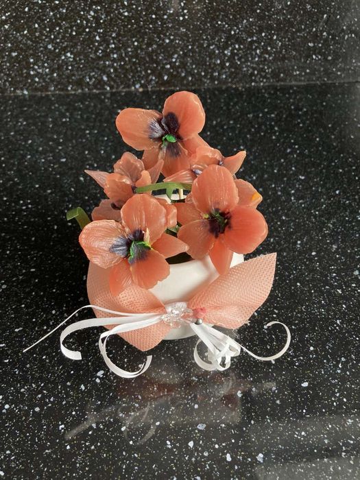 Теменужки в кашпи