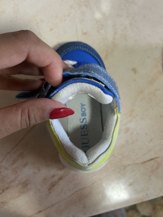Бебешки маратонки на ,, Guess”